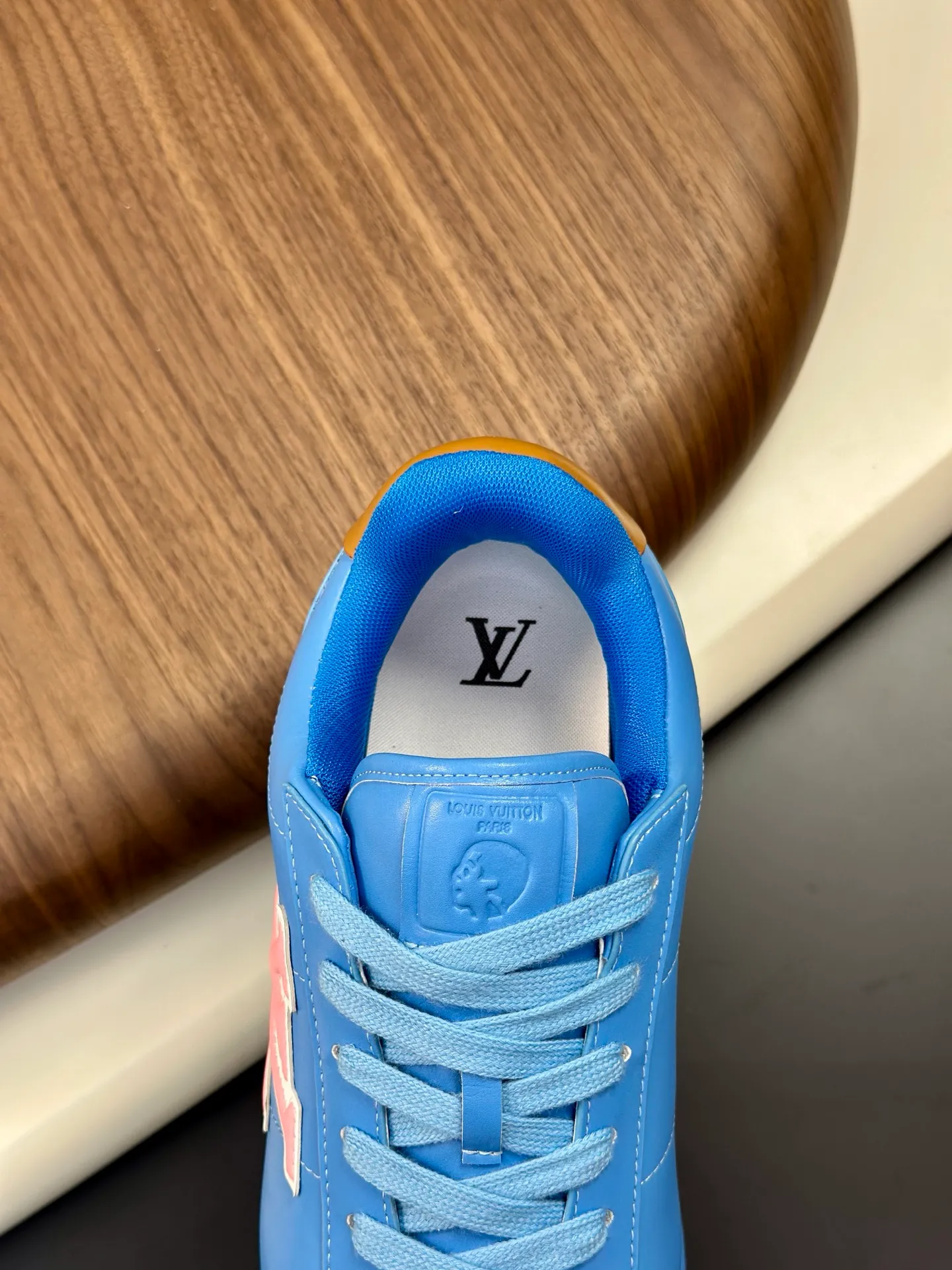 Factory direct sale ¥700💰Full set of packaging💰Top version LV-Louis Vuitton-Classic catwalk new style 1:1 developed replica of the original version! ! The upper foot is very comfortable. It is made of luxurious materials and fine workmanship. The midsole is printed with English letters "Made in Europe". The upper is made of calfskin imported from Italy. The side is decorated with the brand's LOGO and signature. The latest latex foot pads and mesh lining make the foot feel super comfortable. The original two-color TPU combination outsole is specially provided by the original factory. Bag technology Goodyear stitched edges Fabric: Exclusive custom first-layer cowhide Accessories: Exclusive private model Vuitton logo, lining: Customized silk mesh lining - first-layer silk cowhide lining Outsole: TPU combination outsole wear-resistant, non-slip and anti-yellowing Foot pads: new latex pads-mesh sweat-absorbent Counter technology: fully computerized sewing machine wire drawing Toe box back cover Hot and cold shaping Full set of pull-top last with medium and low logo pattern Counter packaging - Shoelaces, certificates, cards, instructions, certificates of quality, dust bags, the most comprehensive packaging on the Internet, men's size 339-44 (38/45 custom-made, non-refundable!